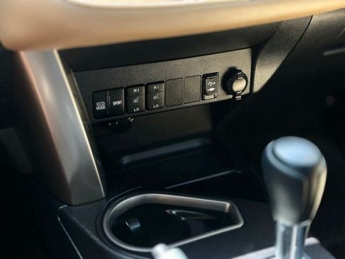 Used 2018 Toyota RAV4 XLE AWD/4WD image 13