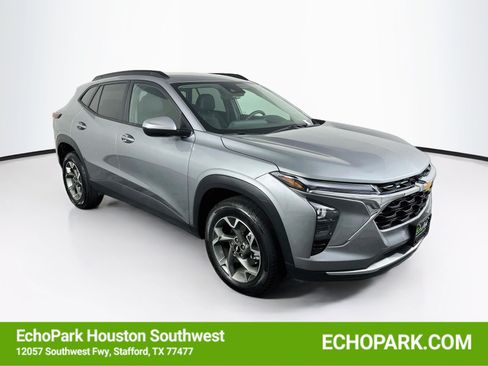 Used 2025 Chevrolet Trax LT FWD image 1