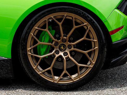 Used 2018 Lamborghini Huracan Performante AWD/4WD image 32