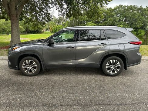 Used 2022 Toyota Highlander XLE AWD/4WD image 3