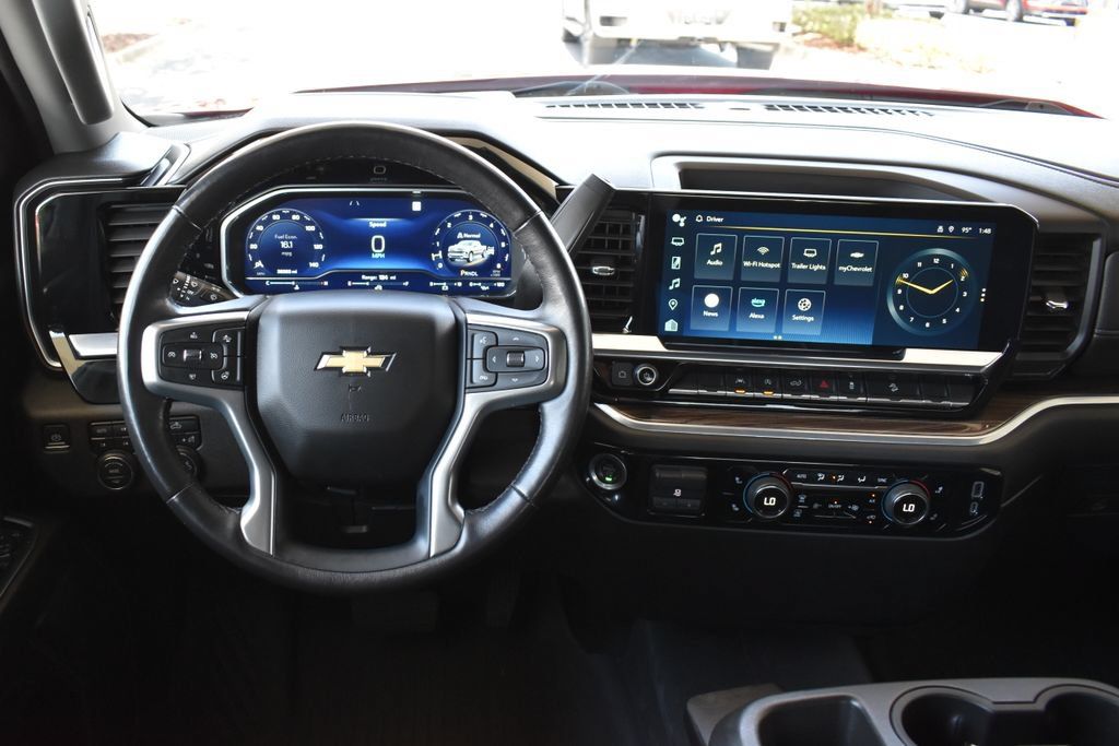 Used 2022 Chevrolet Silverado 1500 LT AWD/4WD image 3