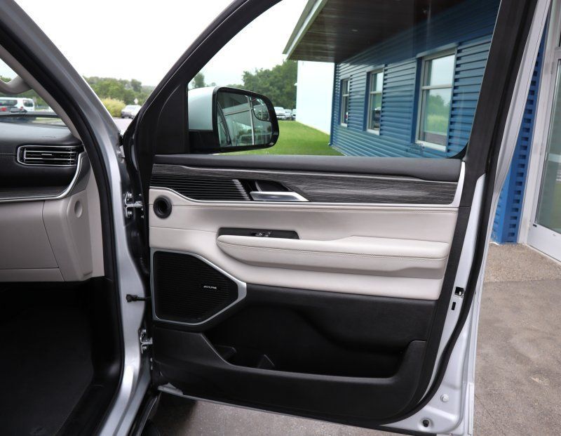 Used 2022 Jeep Wagoneer Series II AWD/4WD image 23