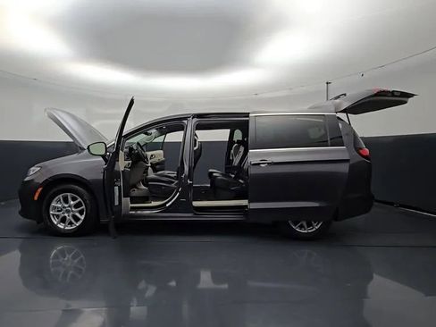 Used 2023 Chrysler Pacifica Touring-L FWD image 26