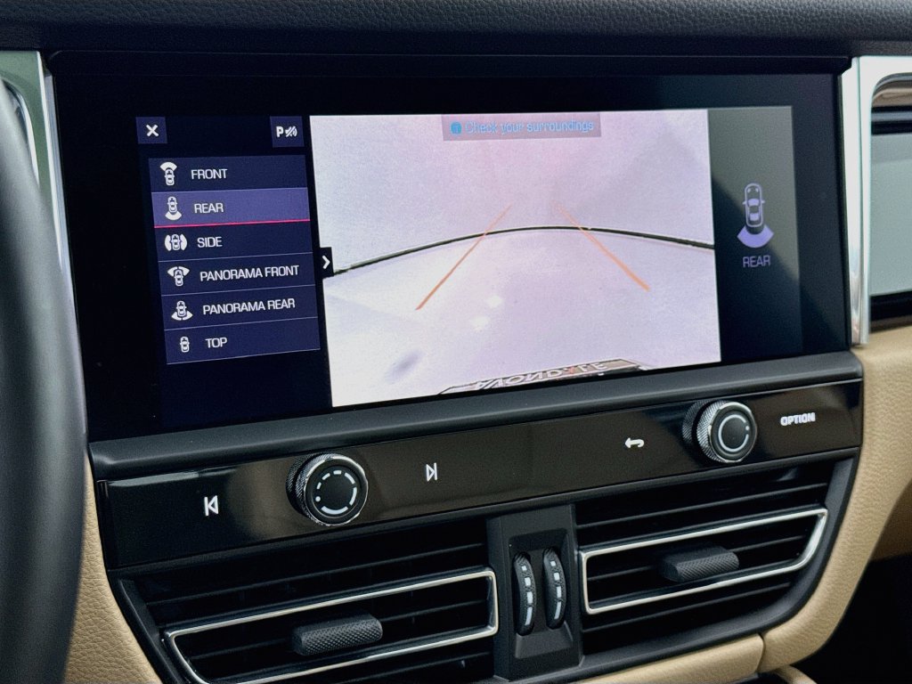 Certified 2025 Porsche Macan AWD/4WD image 20