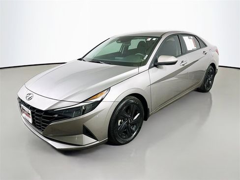 Used 2023 Hyundai Elantra SEL image 3