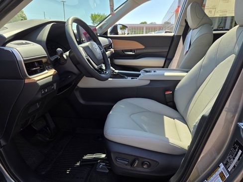New 2026 Toyota Grand Highlander FWD image 5