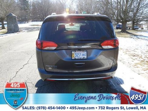 Used 2020 Chrysler Pacifica Touring-L image 4