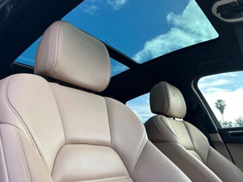 Certified 2022 Porsche Macan AWD image 17