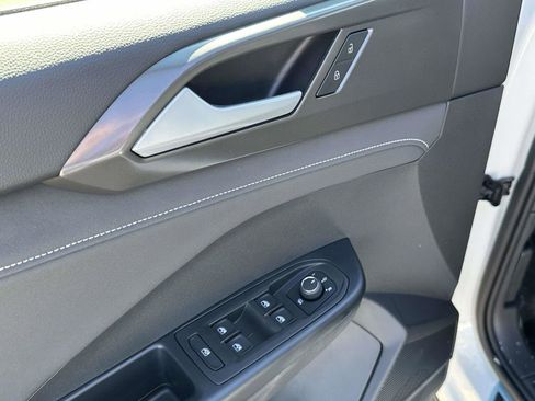 New 2025 Volkswagen Taos SE image 14