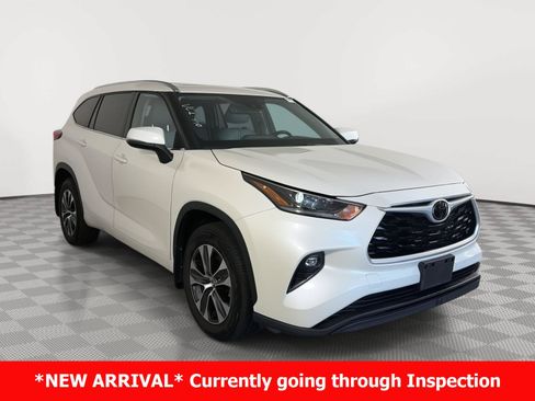 Used 2021 Toyota Highlander XLE AWD/4WD image 1