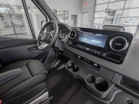 Used 2025 Mercedes-Benz Sprinter 2500 image 18