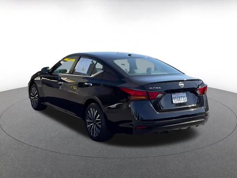 Used 2025 Nissan Altima 2.5 SV FWD image 11