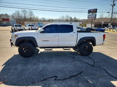 Used 2020 Toyota Tacoma SR5 w/ SR5 Appearance Package (SM) RWD image 5