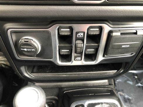 Used 2025 Jeep Wrangler Unlimited Sahara AWD/4WD image 15