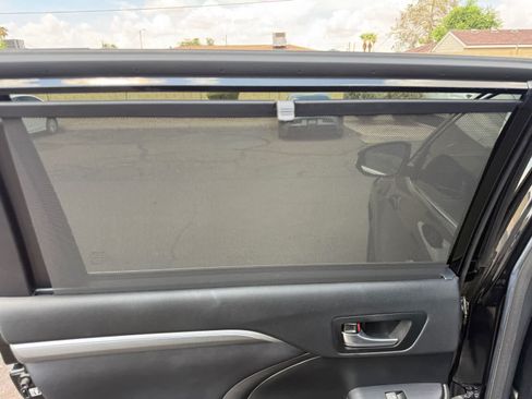 Used 2018 Toyota Highlander SE FWD image 14