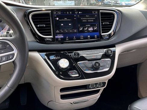 Used 2023 Chrysler Pacifica Touring-L FWD image 9