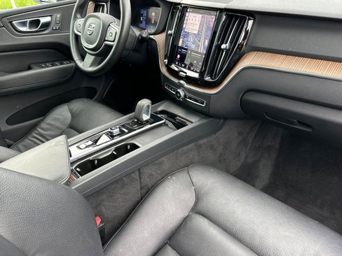 Used 2022 Volvo XC60 B5 Momentum w/ Advanced Package FWD image 16