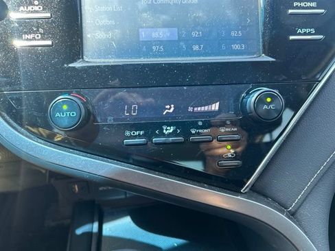 Used 2018 Toyota Camry SE FWD image 13