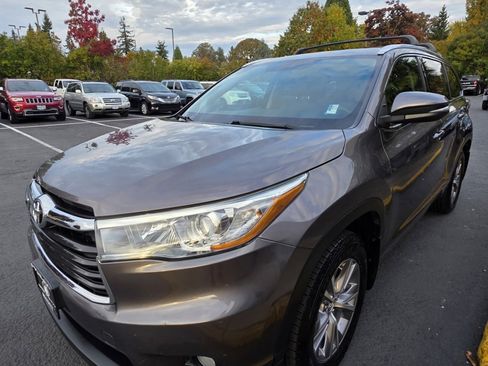 Used 2015 Toyota Highlander XLE AWD/4WD image 1