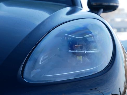 Certified 2024 Porsche Macan image 6