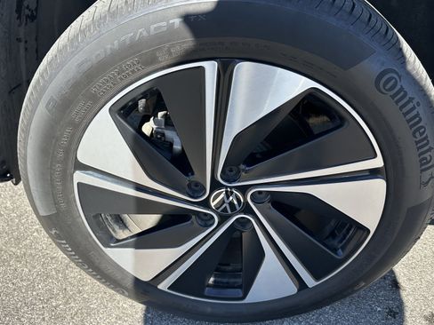 Used 2024 Volkswagen Taos SE w/ Panoramic Sunroof Package image 12