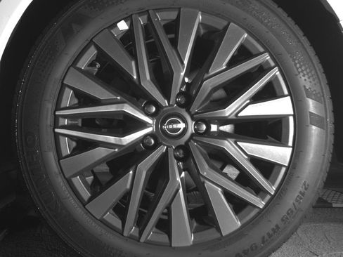 Used 2025 Nissan Altima 2.5 SV FWD image 14