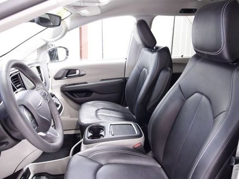 Used 2024 Chrysler Pacifica Touring-L image 14