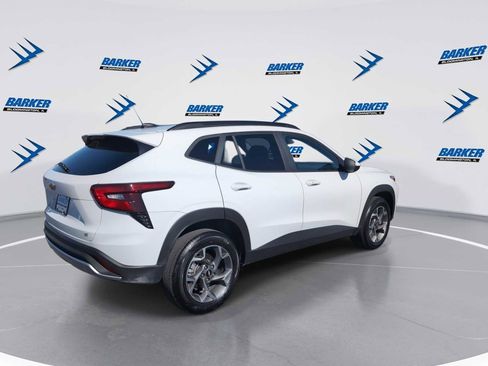 Used 2025 Chevrolet Trax LT w/ LT Convenience Package image 8