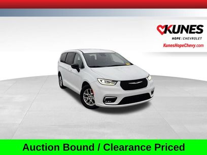 Used 2024 Chrysler Pacifica Touring-L