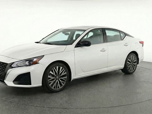 Used 2025 Nissan Altima 2.5 SV image 3
