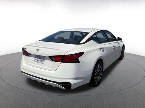Used 2025 Nissan Altima 2.5 SV FWD image 15