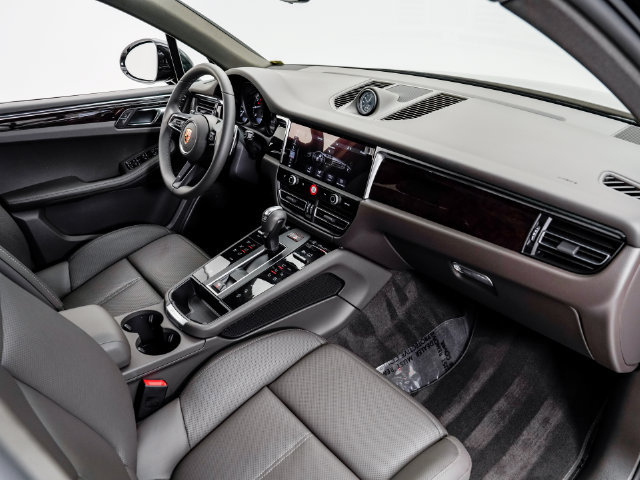 Certified 2026 Porsche Macan AWD/4WD image 25