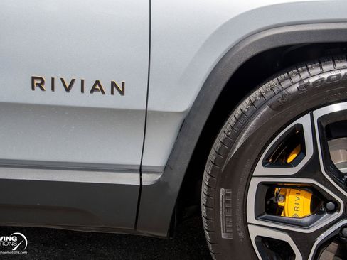 Used 2025 Rivian R1S Premium AWD/4WD image 7