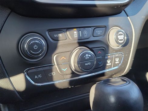 Certified 2020 Jeep Cherokee Trailhawk w/ Comfort/Convenience Group image 32