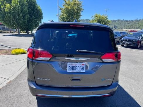 Used 2018 Chrysler Pacifica Limited w/ Advanced Safetytec Group FWD image 8