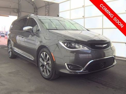 Used 2017 Chrysler Pacifica Limited image 4