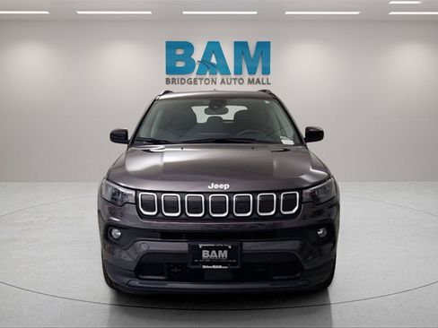 Used 2022 Jeep Compass Latitude image 3