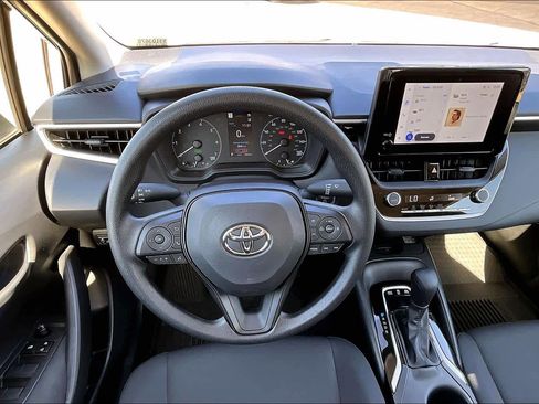 Used 2025 Toyota Corolla LE image 5