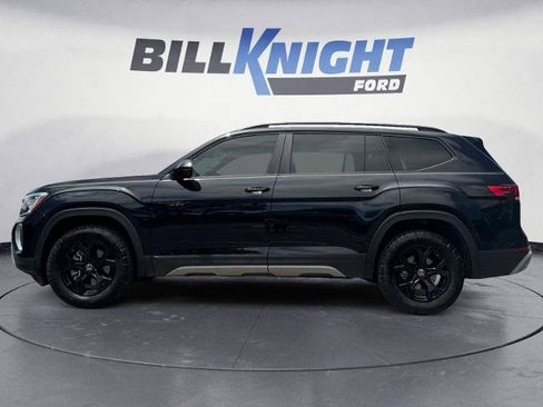 Used 2025 Volkswagen Atlas Peak Edition SE AWD/4WD image 2