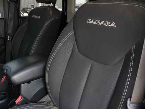 Used 2018 Jeep Wrangler Unlimited Sahara w/ Dual Top Group AWD/4WD image 3