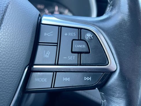 Used 2021 Toyota Highlander XLE image 24