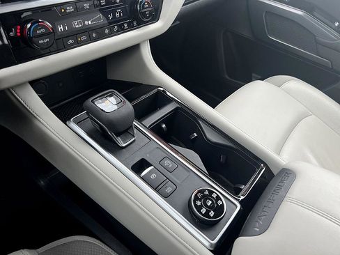 Certified 2025 Nissan Pathfinder SL image 29