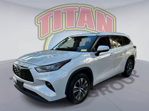 Used 2020 Toyota Highlander XLE AWD/4WD image 2
