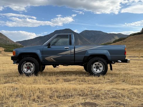 Used 1988 Toyota Pickup 4x4 Regular Cab image 1