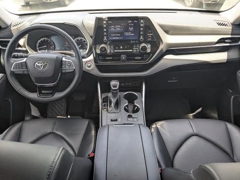 Used 2021 Toyota Highlander XLE FWD image 17