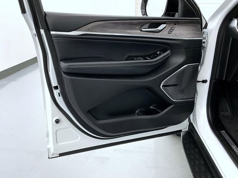 Used 2022 Jeep Grand Cherokee L Overland w/ Advanced Protech Group III image 9