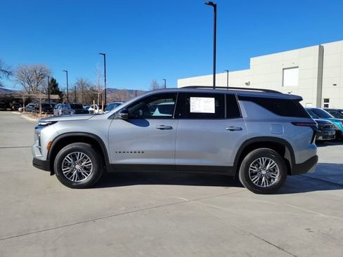 Used 2025 Chevrolet Traverse LT image 2