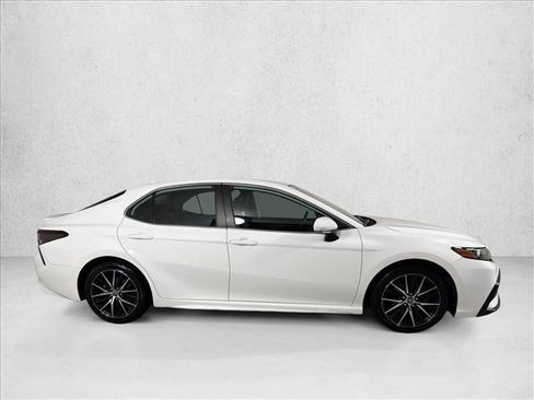 Used 2022 Toyota Camry SE FWD image 2
