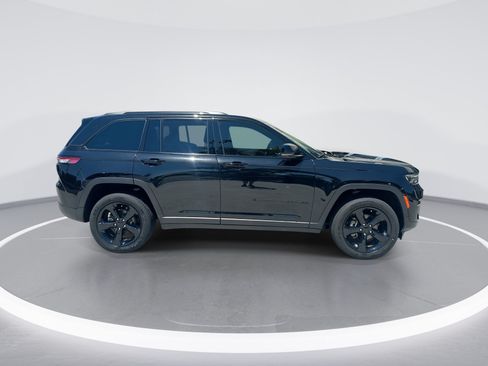 Used 2024 Jeep Grand Cherokee Altitude AWD/4WD image 10