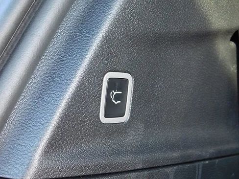 Used 2025 Chrysler Pacifica Select image 8